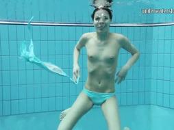 Slowmo damsel Gazel Podvodkova on underwatershow